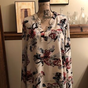 Floral vneck blouse with bell sleeves. Super cute